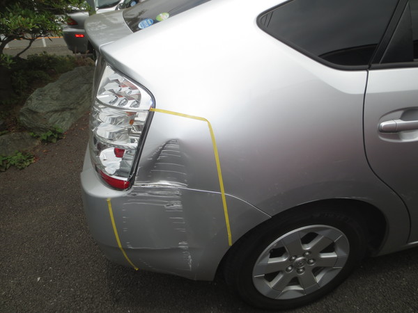 トヨタのプリウス 傷の修理方法と費用 Rバンパー交換 部品42 900円 技術料90 000円 クォータパネル板金を含む